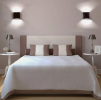 Designed in a modern and minimalist style, this wall lamp provides soft and even light. Whether it is to create a warm family atmosphere or add a modern feel to the office, it is ideal.