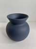 In modern home, vases are used more and more widely. Whether it is a simple glass bottle or a delicate ceramic vase, they can add a vitality and vitality to the space. In the living room, dining room or bedroom.