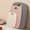 Cutting boards, as an indispensable tool in the kitchen, carry an important role in everyday cooking. It is not only a work platform for cutting ingredients, but also a safety barrier during the cooking process.