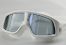 Swimming glasses are an important equipment to protect the eyes, which can effectively prevent water and debris from entering the eyes, while improving the underwater vision, suitable for swimmers to use when swimming.
