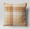 Throw pillows, this seemingly simple household item, play an important role in our lives.It is not only a part of decoration, but also a symbol of comfortable life.Whether on the couch,bed or chair,throw pillows can add color and warmth to our lives.